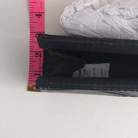 Artistry New Magnetic top closure cosmetic bag - Picture 3 of 3